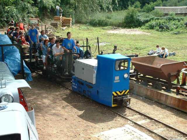 Villamos vontatású vonat érkezik Kemence állomásra