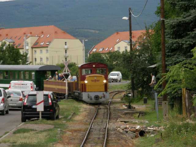Vonat halad át a Galya térköz útátjáróján