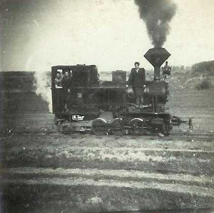 Marácz István özv. Sipőcznétől kapott kép, a Félix vasút (Félix-bánya) vonalán teljesítő gőzösöket mutatja.  (Nyirád Kolontár vonal Félix vasút)