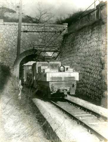 Az alagútből kihaladó tele vonat