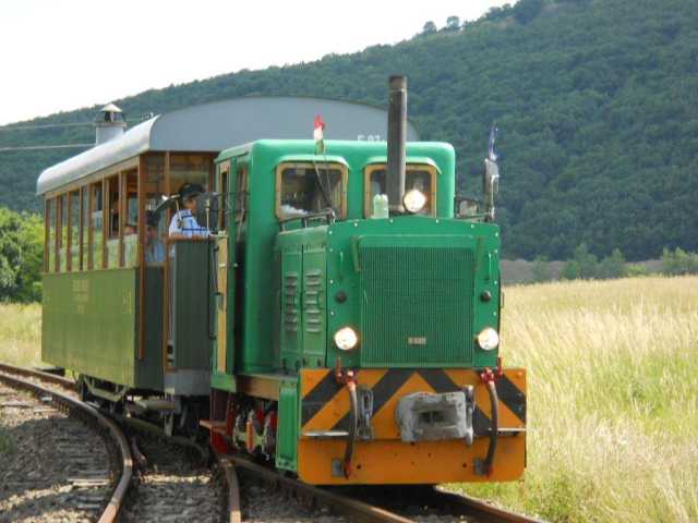 A kisvasút L60 eredetű mozdonya érkezik Márianosztrára