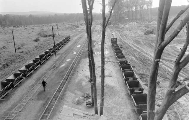 C-50-es mozdony tolat a bánya rakodóján. (1953-1959)