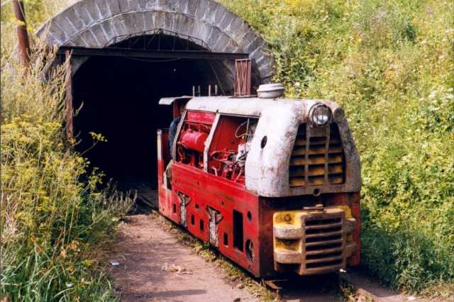 A megszünt feketevölgyi szénbánya altárójának bejárata. A BM 50 tip. bányamozdony azóta a Kemencei Erdei Múzeumvasúton közlekedik