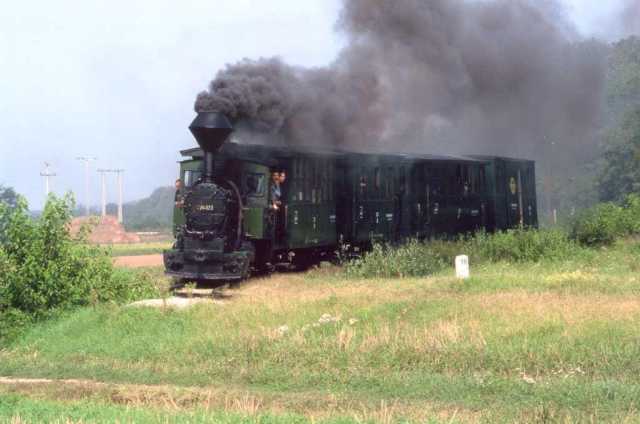 Vonat érkezik a fertőbozi út sorompóőrhelyéhez
