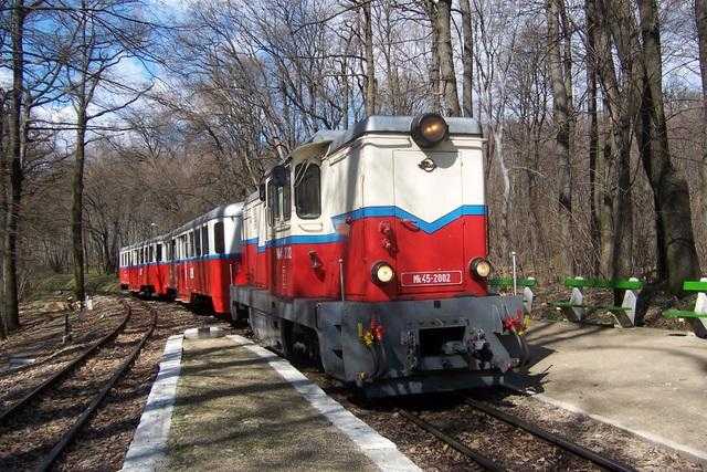 Mk45,2002 által továbbított személyvonat bejár Virágvölgy állomás I. vágányára (Budapest, Virágvölgy)