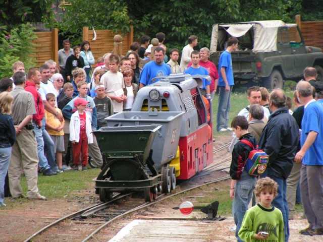 Járműfelvonulás: a 74-es pályaszámú BM-50-es, illetve egy oroszlányi és egy szentgáli eredetű csille.