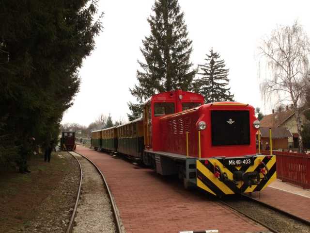 Menetrend szerinti vonat a hibrid Mk48, 403-mal