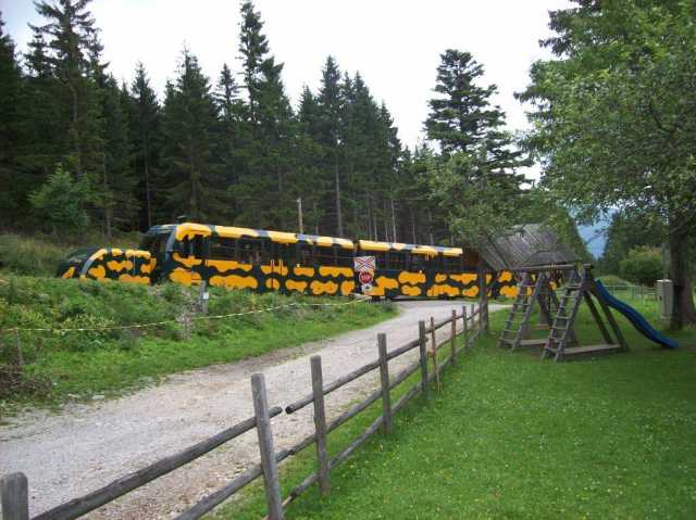 A Schneebergbahn szerelvénye elhagyja Hengsthütte megállót.