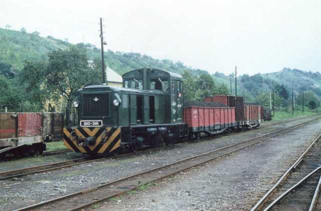 A D02-508-as gép a Papírgyár szenes szerelvényével Majláth állomáson áll. 1970-es évek.