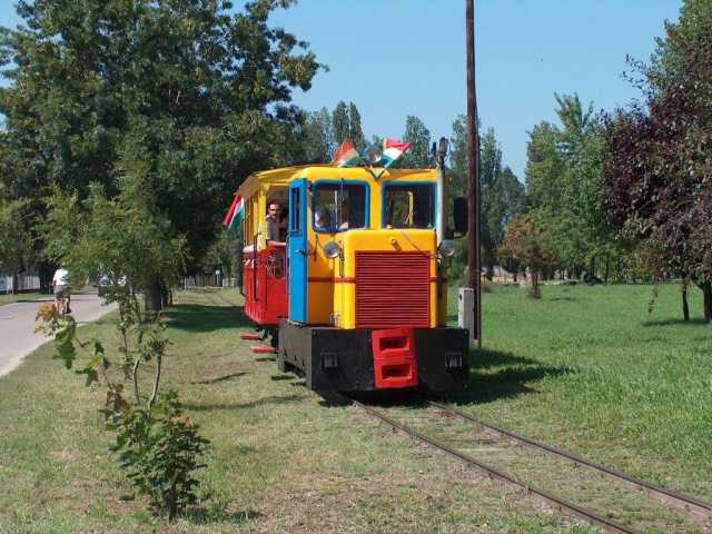 Sportliget állomásról halad a kisvonat Tiszapart állomás felé 