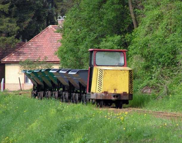 Felújított csillék próbafutáson a sárga targoncával