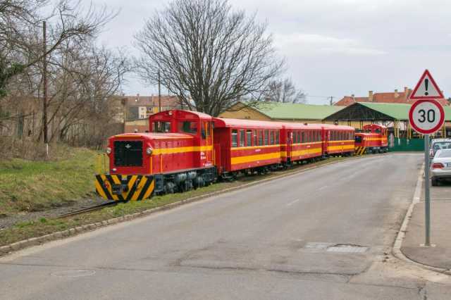 A két mozdony és három személykocsi várakozik Gyöngyös fűtőháza előtt