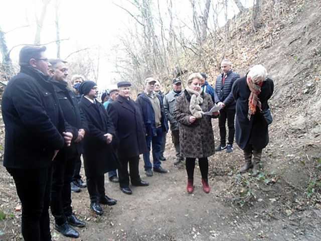 Kolonics Péterné polgármester asszony ismerteti a Homokvasút történetét