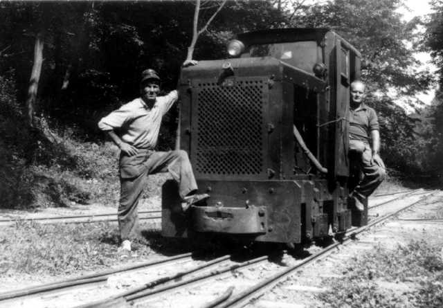 Sági János a még vezetőfülkével is rendelkező P-5-ös mozdonnyal Hamuház állomáson